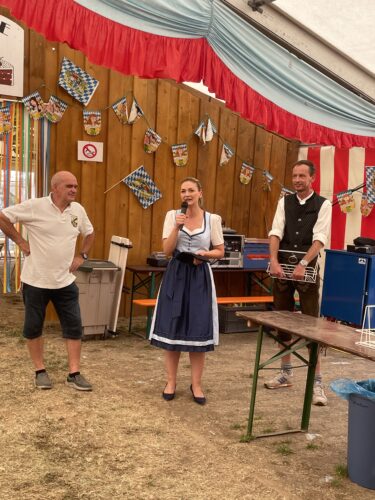 Staatsministerin Judith Gerlach begrüßt Gäste der Schimborner Kerb