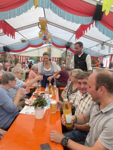 Judith Gerlach (Staatsministerin für DIgitales) kellnert für gute Sache