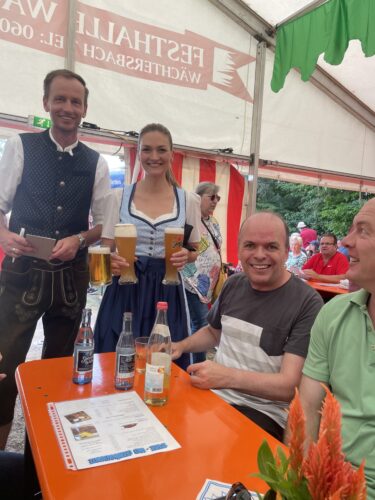 Bayerische Staatsministerin sorgt für Erfrischung auf Schimborner Kerb